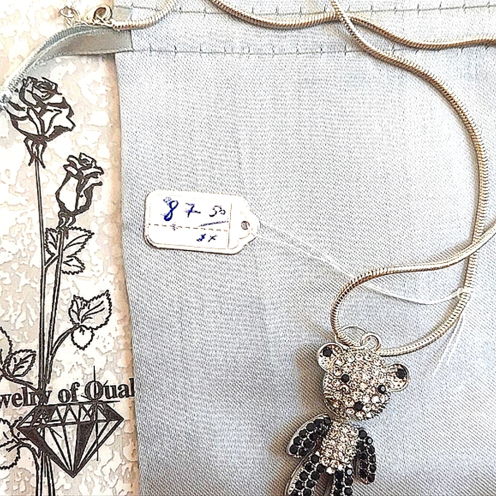❤️NWT Tedy Bear Pendant silver, with crystals, on a silver Snake chain.